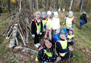 Dzieci prowadzą obserwacje w lesie